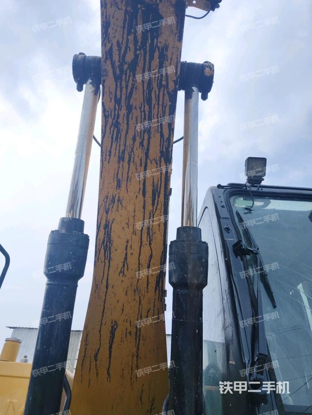 大臂油缸整体 竖拍（工作和回转装置）