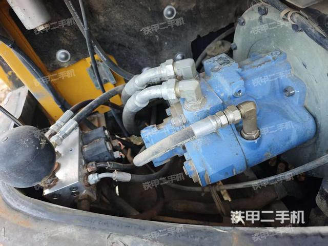 液压泵舱室正面整体(整机外观) 液压泵舱室正面整体(整机外观)