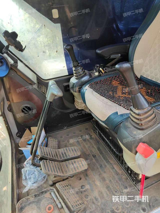 駕駛室整體(整機(jī)外觀) 駕駛室整體(整機(jī)外觀)