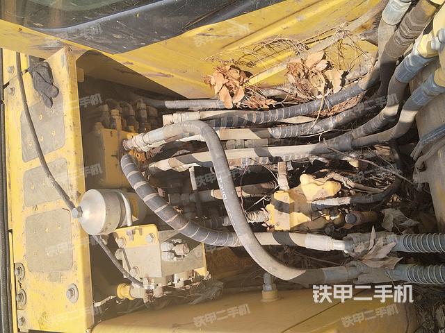 回转马达和主控阀(整机外观) 回转马达和主控阀(整机外观)