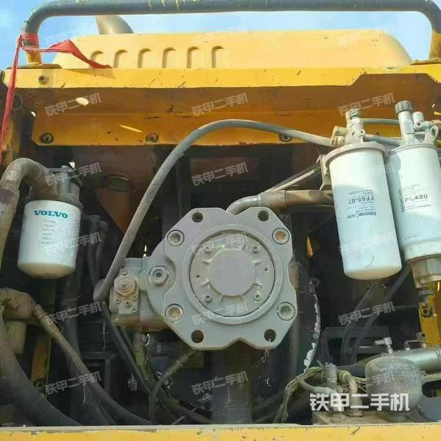液压泵舱室正面整体(整机外观) 液压泵舱室正面整体(整机外观)