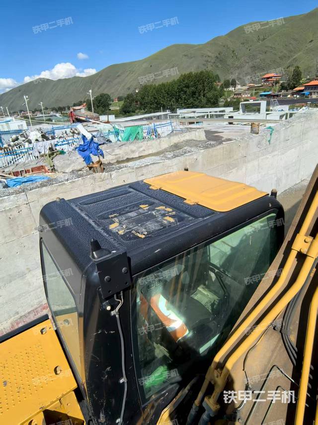 駕駛室頂部(整機(jī)外觀) 駕駛室頂部(整機(jī)外觀)