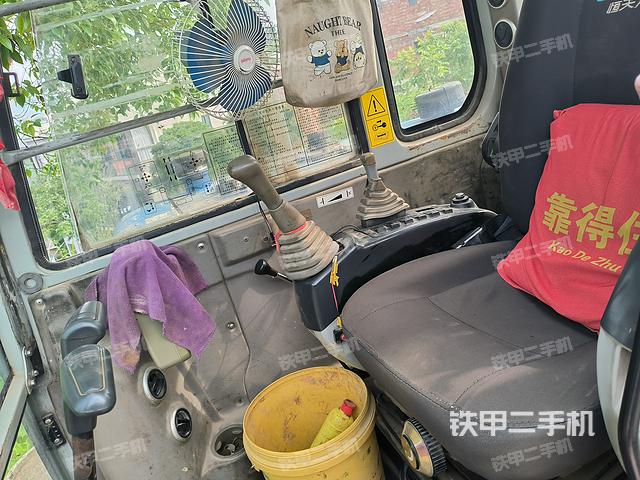驾驶室顶部(整机外观) 驾驶室顶部(整机外观)