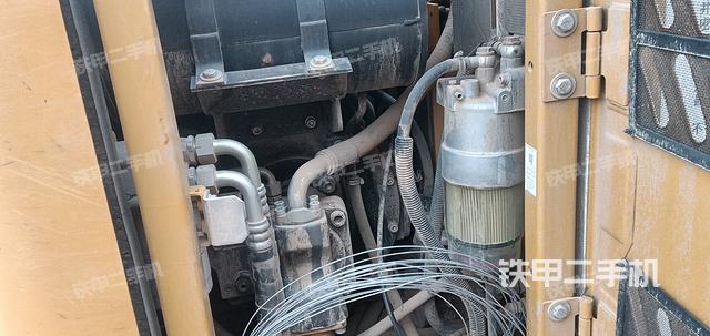 液压泵舱室正面整体（整机外观）