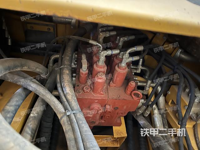 回转马达和主控阀（整机外观）