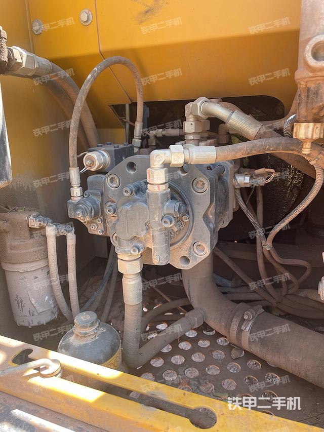 液压泵舱室正面整体（整机外观）