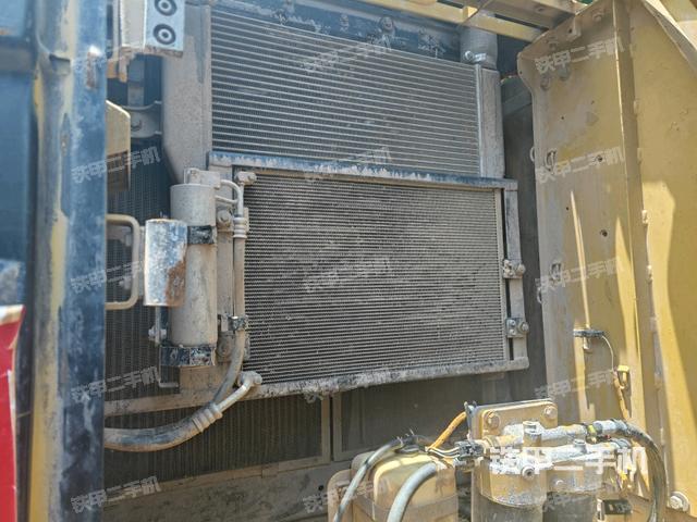 散熱器正面(大件艙室) 散熱器正面(大件艙室)