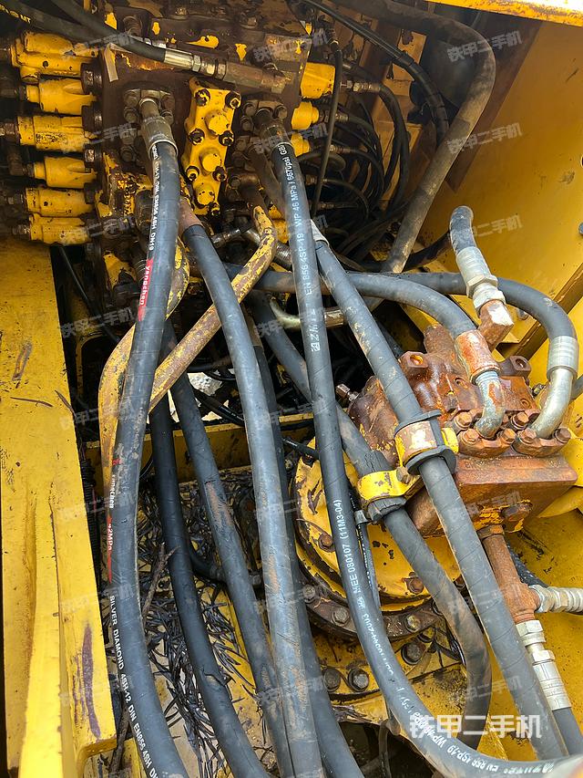 回转马达和主控阀（整机外观）