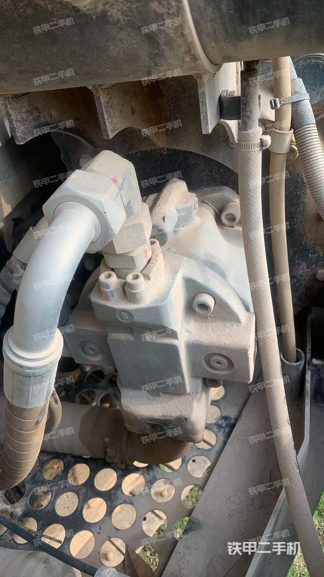 液压泵舱室正面整体(整机外观) 液压泵舱室正面整体(整机外观)
