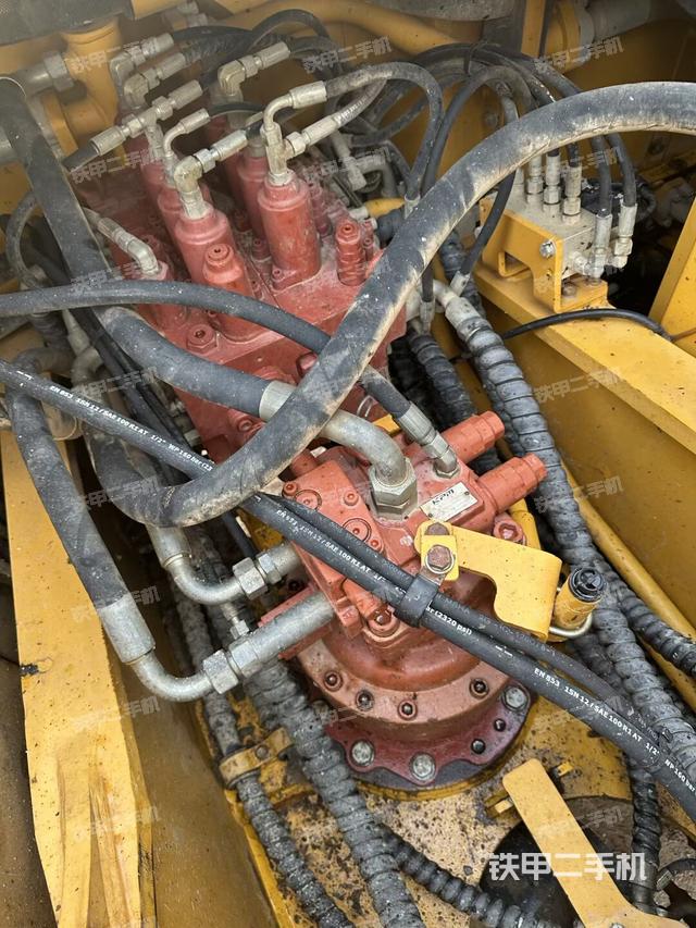 回转马达和主控阀（整机外观）