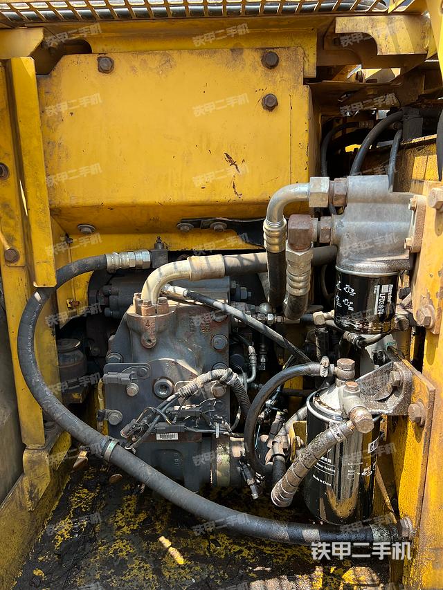 液压泵舱室正面整体（整机外观）