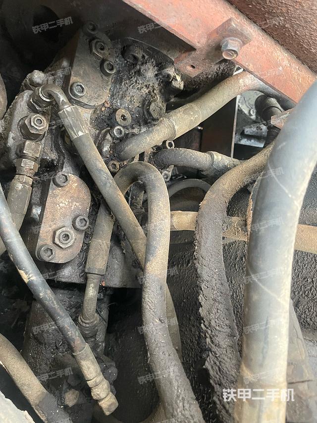 液压泵舱室正面整体（整机外观）