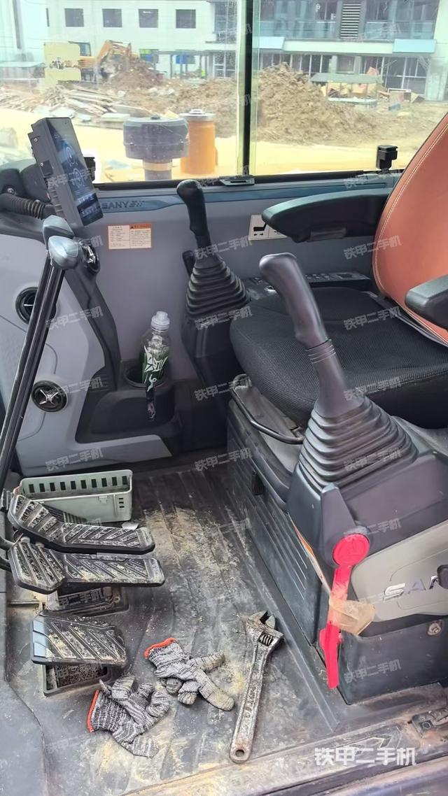 駕駛室整體(整機(jī)外觀) 駕駛室整體(整機(jī)外觀)