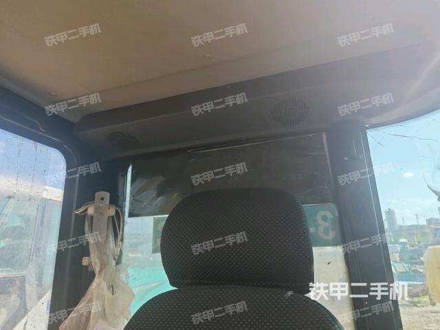 行走控制手柄和踏板?俯拍(駕駛室部分) 行走控制手柄和踏板?俯拍(駕駛室部分)
