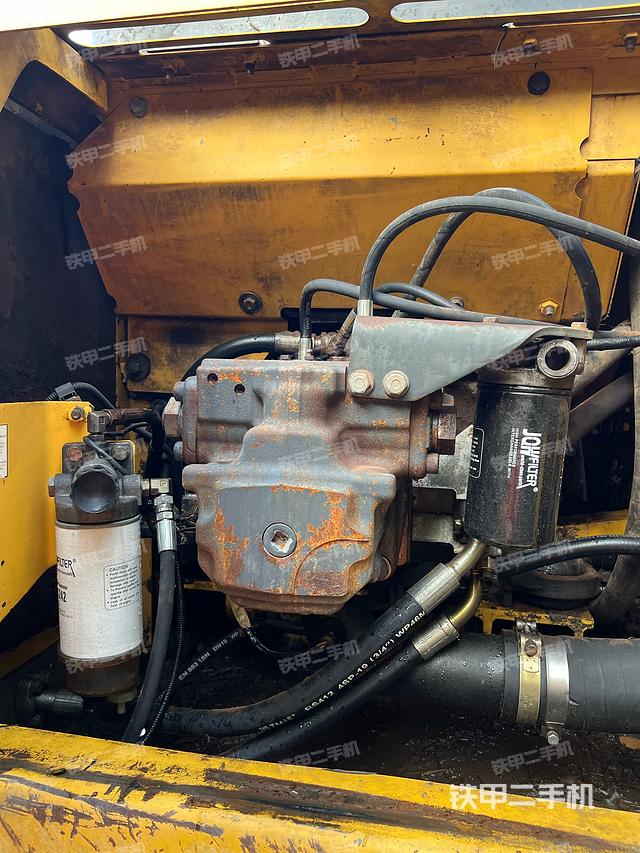 液压泵舱室正面整体（整机外观）