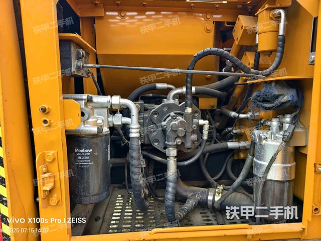 液壓泵艙室正面整體(整機(jī)外觀) 液壓泵艙室正面整體(整機(jī)外觀)