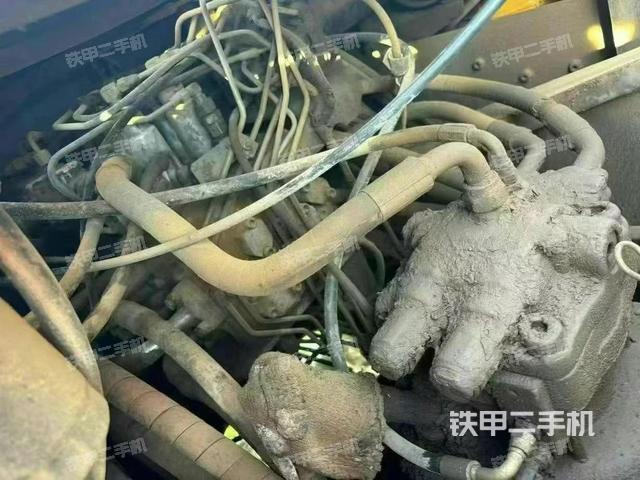 回转马达和主控阀(整机外观) 回转马达和主控阀(整机外观)