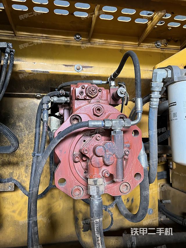 液压泵舱室正面整体（整机外观）