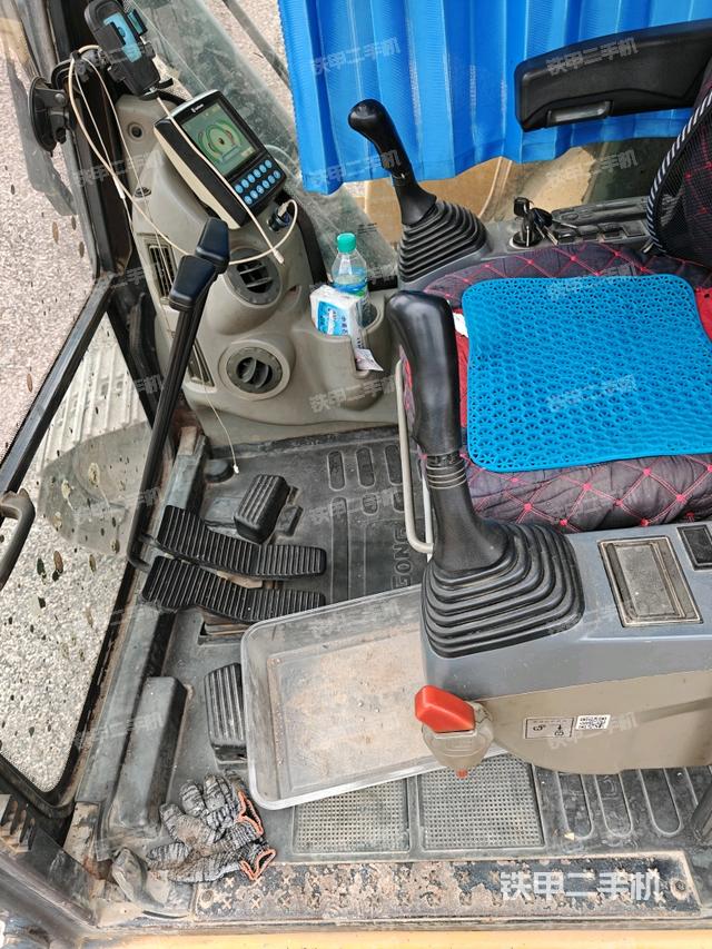 座椅右側(cè)控制臺/鑰匙門/油門/含右手柄(駕駛室部分) 座椅右側(cè)控制臺/鑰匙門/油門/含右手柄(駕駛室部分)