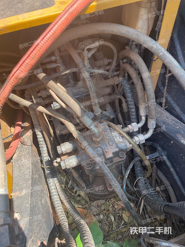 回转马达和主控阀（整机外观）