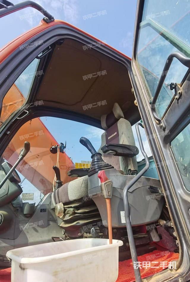 駕駛室整體(整機(jī)外觀) 駕駛室整體(整機(jī)外觀)