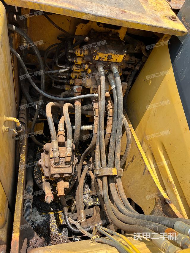 回转马达和主控阀（整机外观）