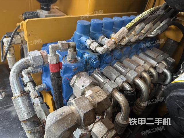 回转马达和主控阀（整机外观）