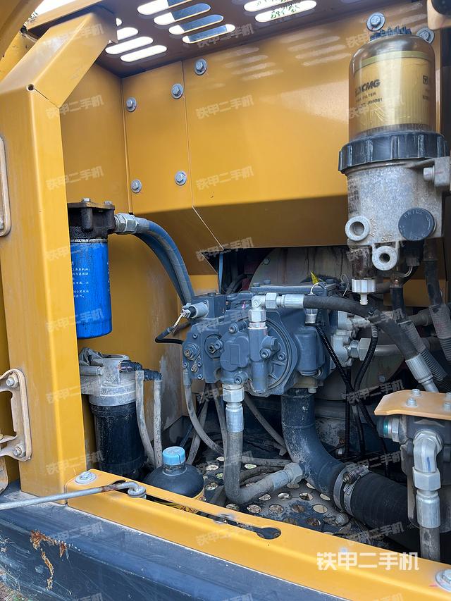 液壓泵艙室正面整體(整機(jī)外觀) 液壓泵艙室正面整體(整機(jī)外觀)