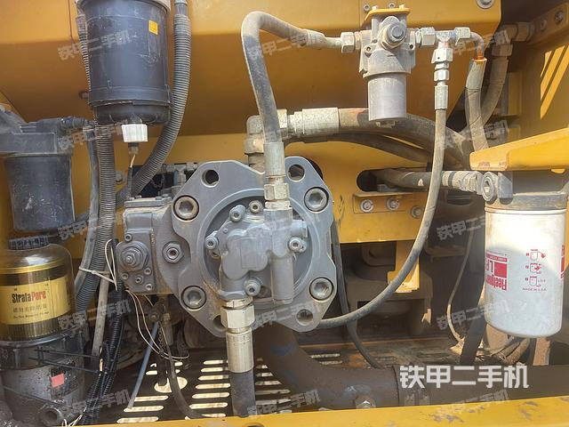 液压泵舱室正面整体(整机外观) 液压泵舱室正面整体(整机外观)
