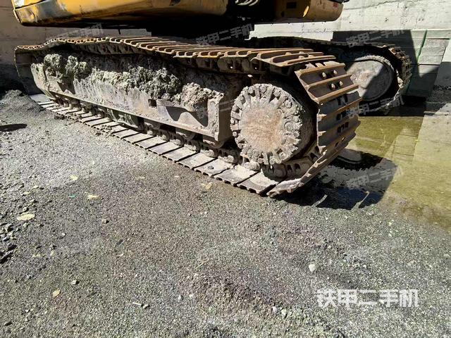 單側(cè)履帶整體(整機(jī)外觀) 單側(cè)履帶整體(整機(jī)外觀)