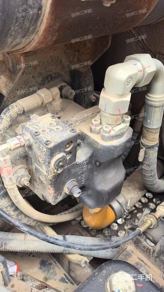 液壓泵艙室正面整體(整機(jī)外觀) 液壓泵艙室正面整體(整機(jī)外觀)