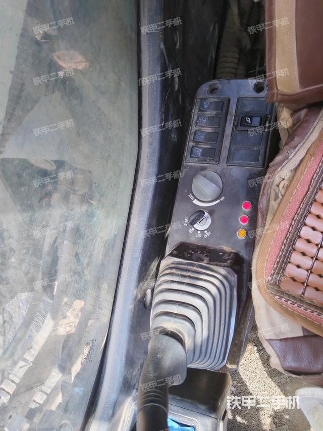 座椅右側控制臺/鑰匙門/油門/含右手柄(駕駛室部分) 座椅右側控制臺/鑰匙門/油門/含右手柄(駕駛室部分)