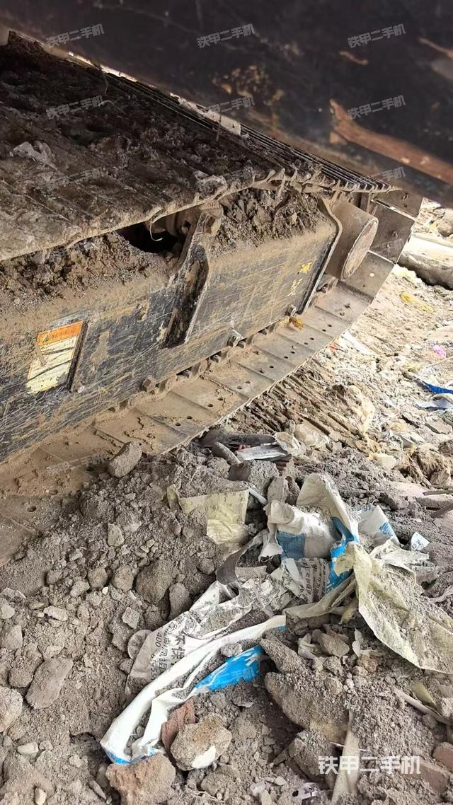 單側(cè)履帶整體(整機(jī)外觀) 單側(cè)履帶整體(整機(jī)外觀)