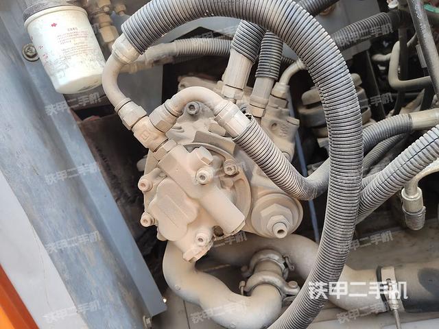 液壓泵艙室正面整體(整機外觀) 液壓泵艙室正面整體(整機外觀)