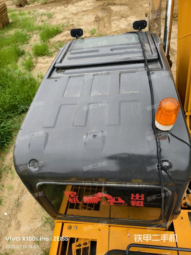 駕駛室頂部(整機(jī)外觀) 駕駛室頂部(整機(jī)外觀)