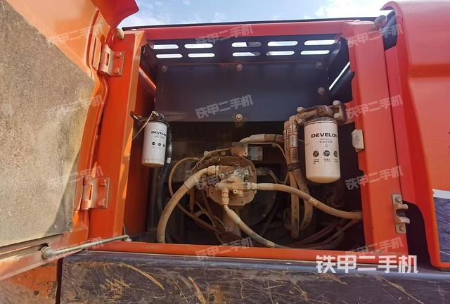 液壓泵艙室正面整體(整機(jī)外觀) 液壓泵艙室正面整體(整機(jī)外觀)