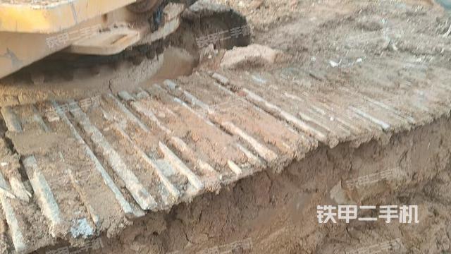 單側(cè)履帶整體(整機(jī)外觀) 單側(cè)履帶整體(整機(jī)外觀)