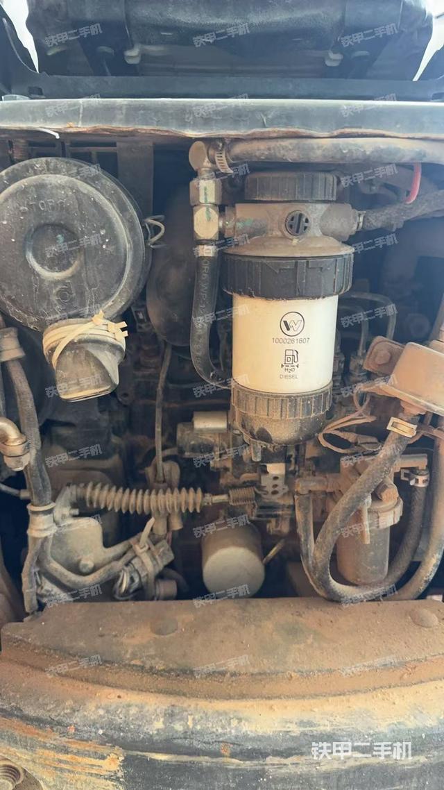 液壓泵艙室正面整體（整機外觀）