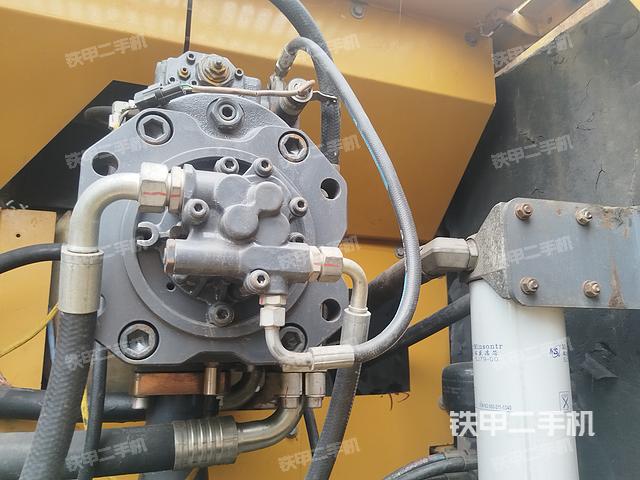 液压泵舱室正面整体（整机外观）