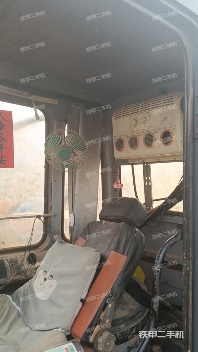 駕駛室整體(整機(jī)外觀) 駕駛室整體(整機(jī)外觀)