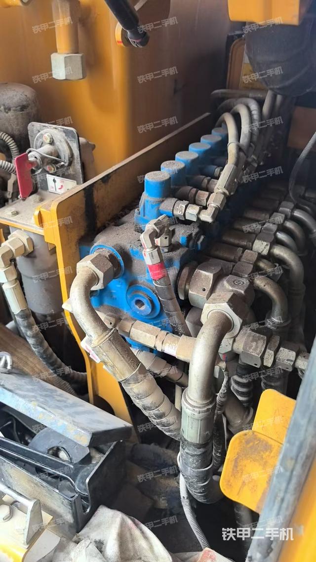 回轉(zhuǎn)馬達(dá)和主控閥(整機(jī)外觀) 回轉(zhuǎn)馬達(dá)和主控閥(整機(jī)外觀)