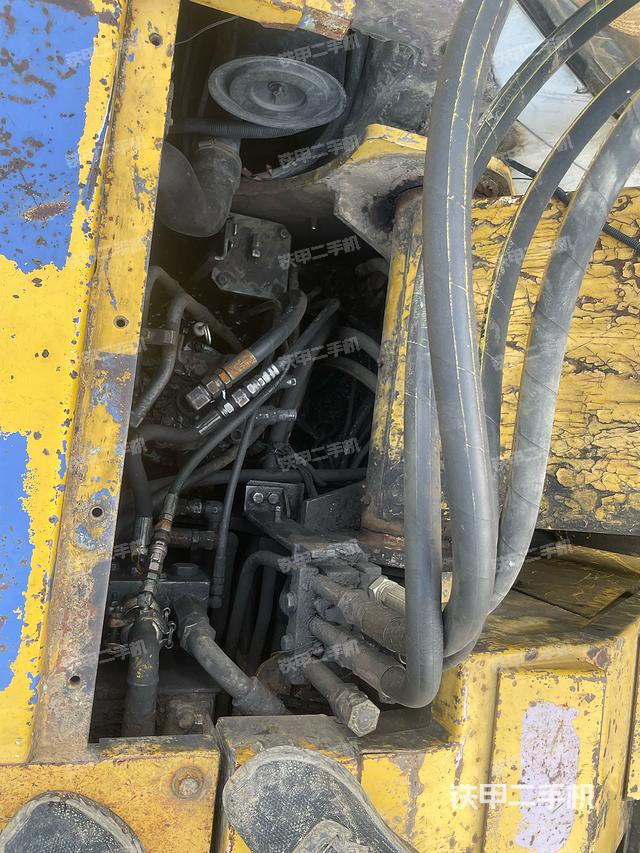 回转马达和主控阀（整机外观）