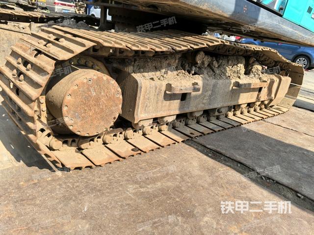 單側(cè)履帶整體(整機(jī)外觀) 單側(cè)履帶整體(整機(jī)外觀)