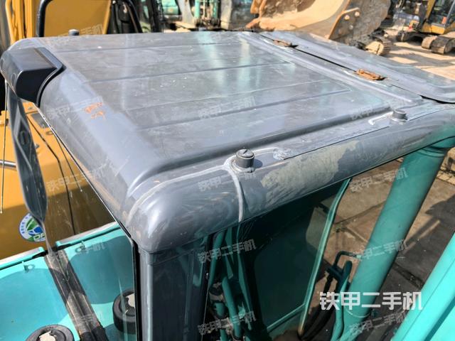 駕駛室頂部(整機(jī)外觀) 駕駛室頂部(整機(jī)外觀)