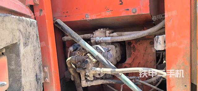 液压泵舱室正面整体（整机外观）