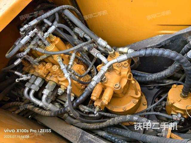 回轉(zhuǎn)馬達(dá)和主控閥(整機(jī)外觀) 回轉(zhuǎn)馬達(dá)和主控閥(整機(jī)外觀)