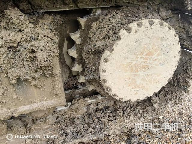 單側(cè)履帶整體(整機(jī)外觀) 單側(cè)履帶整體(整機(jī)外觀)