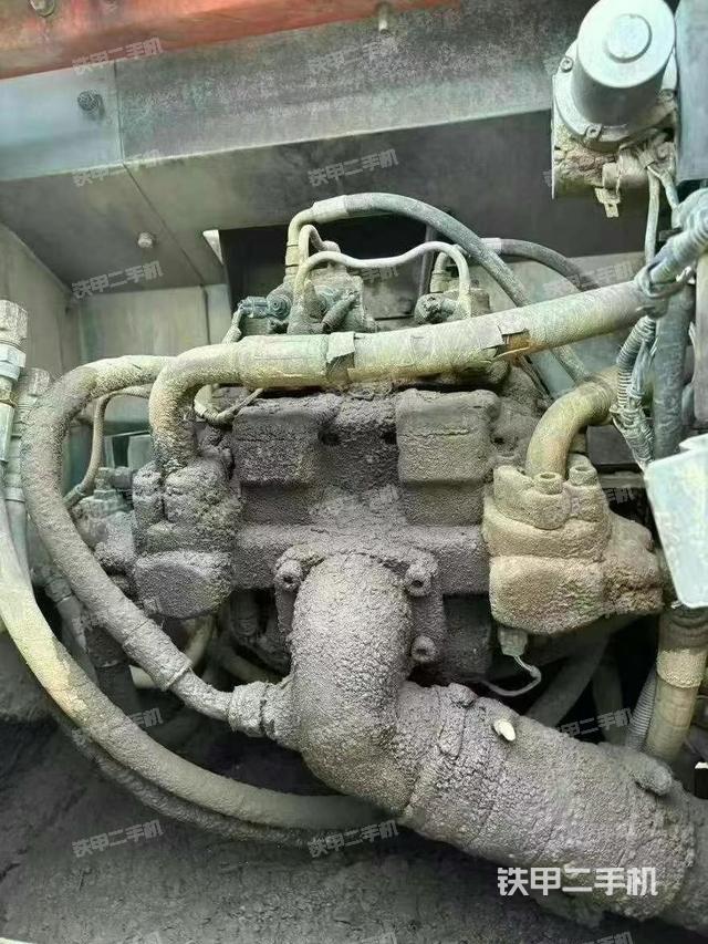 液压泵舱室正面整体(整机外观) 液压泵舱室正面整体(整机外观)