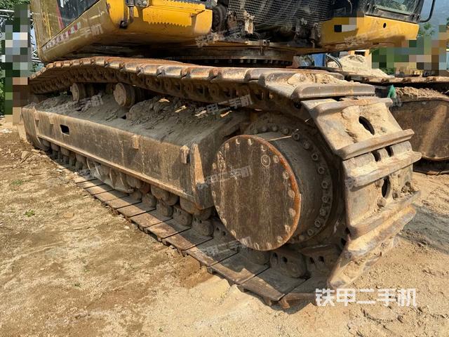 單側(cè)履帶整體(整機(jī)外觀) 單側(cè)履帶整體(整機(jī)外觀)