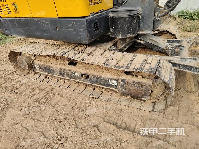 單側(cè)履帶整體(整機(jī)外觀) 單側(cè)履帶整體(整機(jī)外觀)